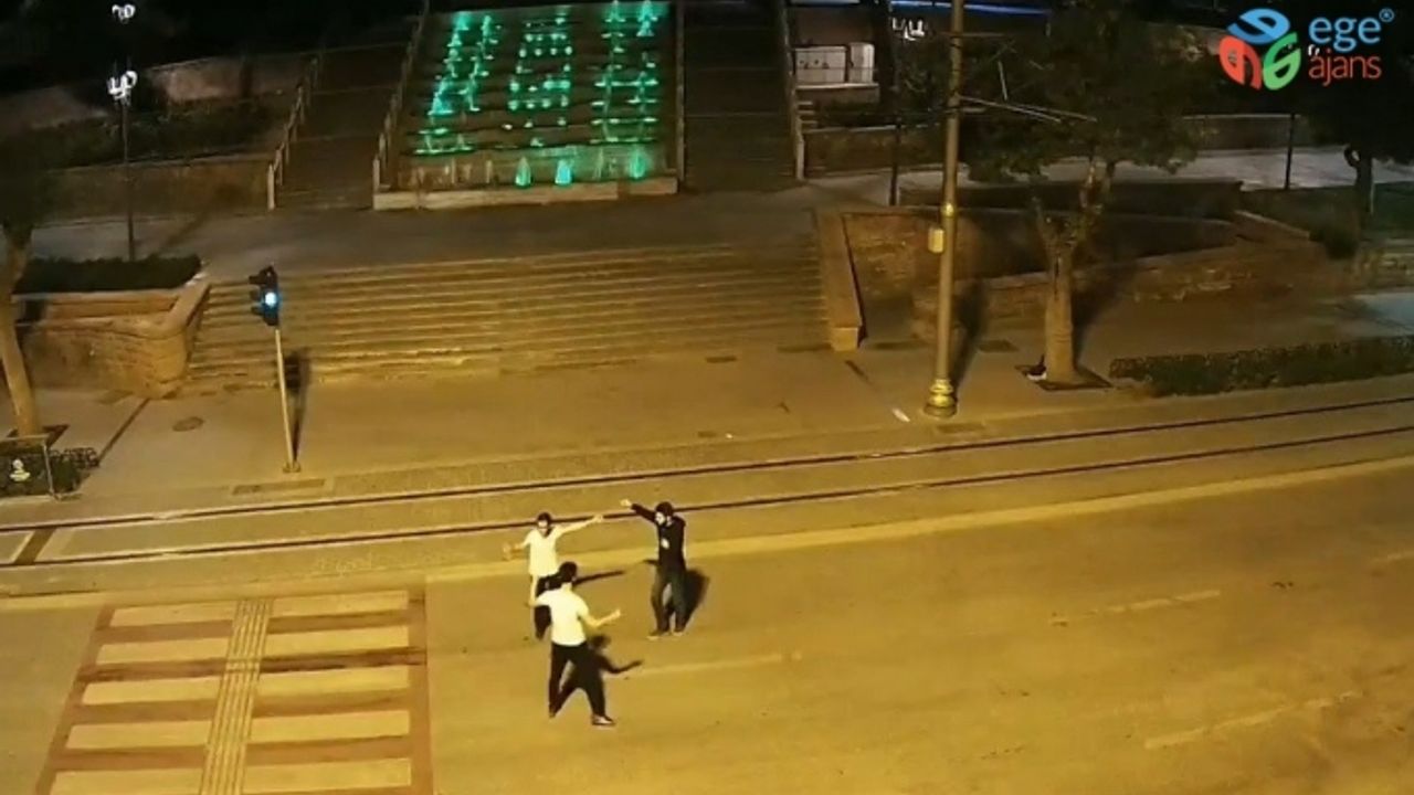 3 kişinin yolun ortasındaki tehlikeli oyunu kamerada