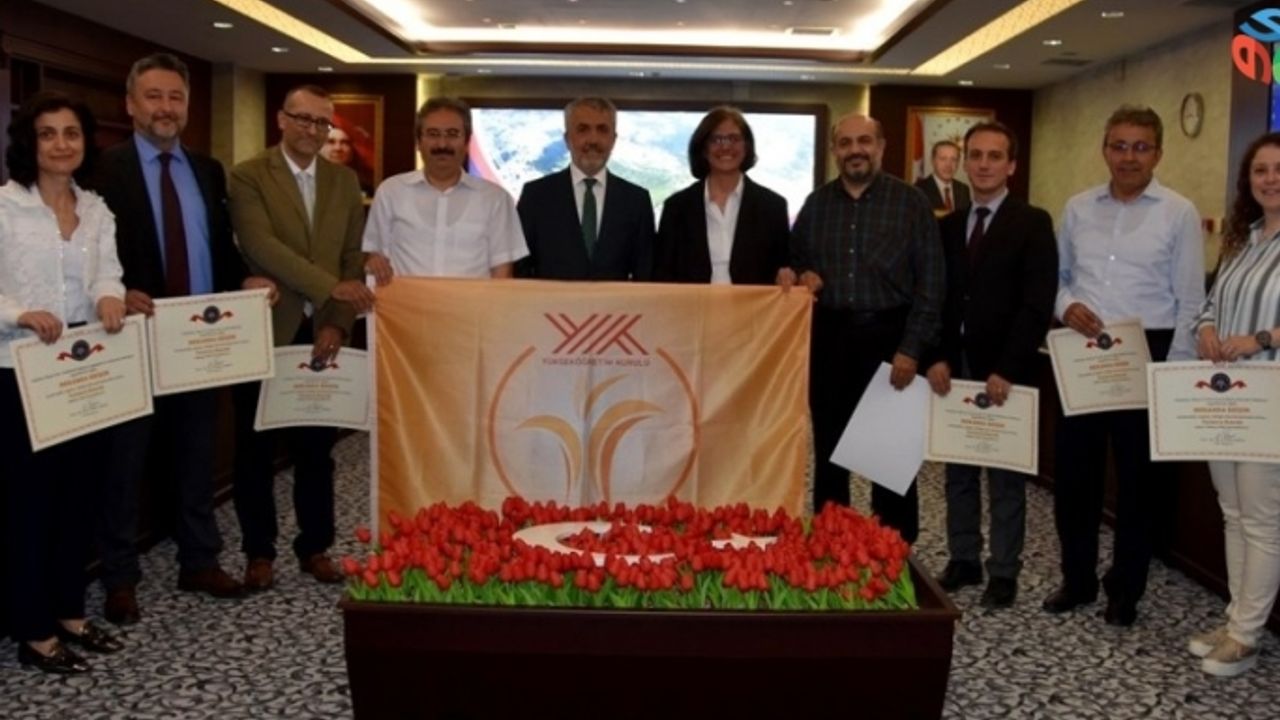“Engelsiz Üniversite” simgesi turuncu bayrak, fakültelere teslim edildi