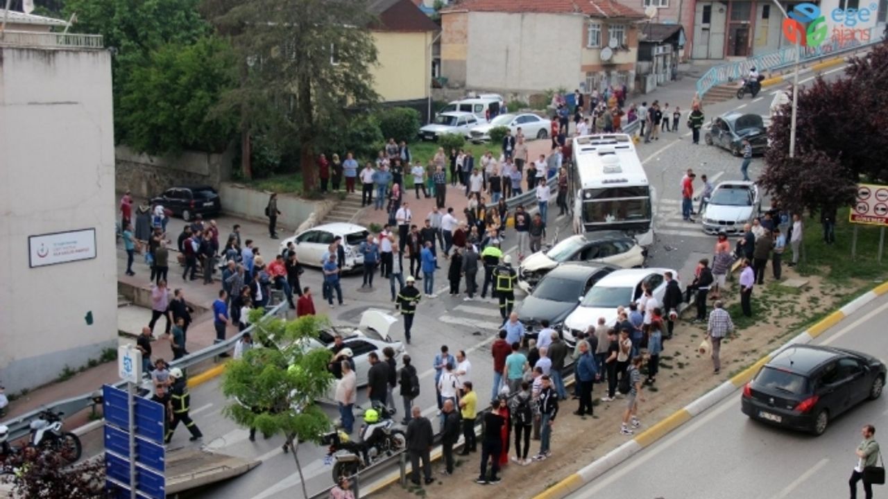Kocaeli’de yasak olan yokuşa giren otobüsün freni patlayınca 10 aracı biçti