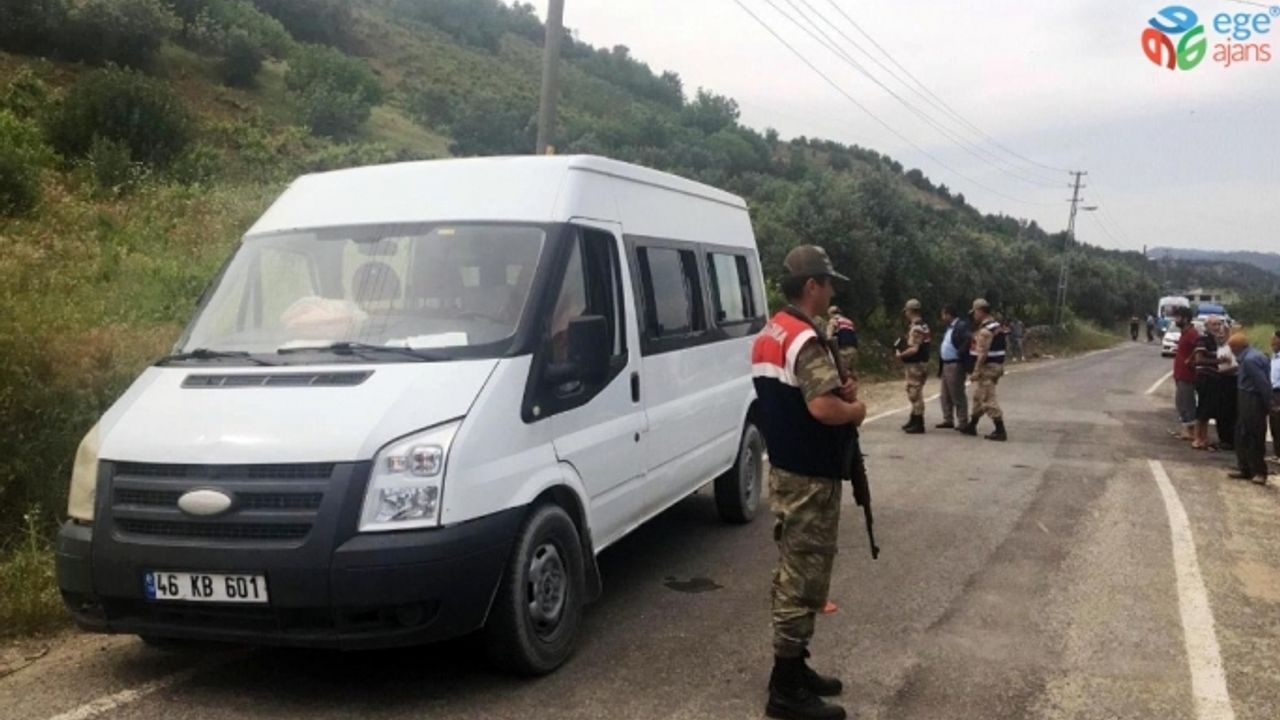 Lastiği patlayan okul servisi elektrik direğine çarptı: 1 ölü, 1 yaralı