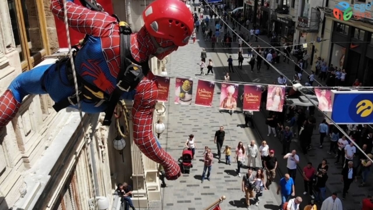 Örümcek adamların İstiklal Caddesindeki gösterisi ilgiyle izlendi