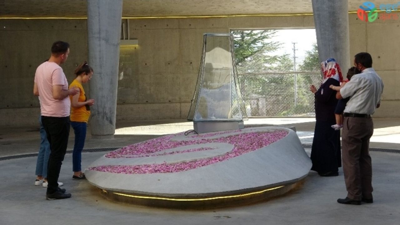 9. Cumhurbaşkanı Demirel’in Anıt Mezarı’na bayram tatilinde ziyaretçi akını