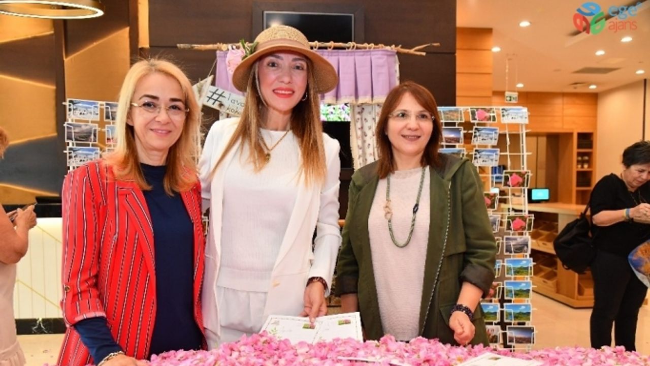 Bakan Ersoy’un eşi ve ünlüler Isparta’dan bayram kartpostalı gönderdi