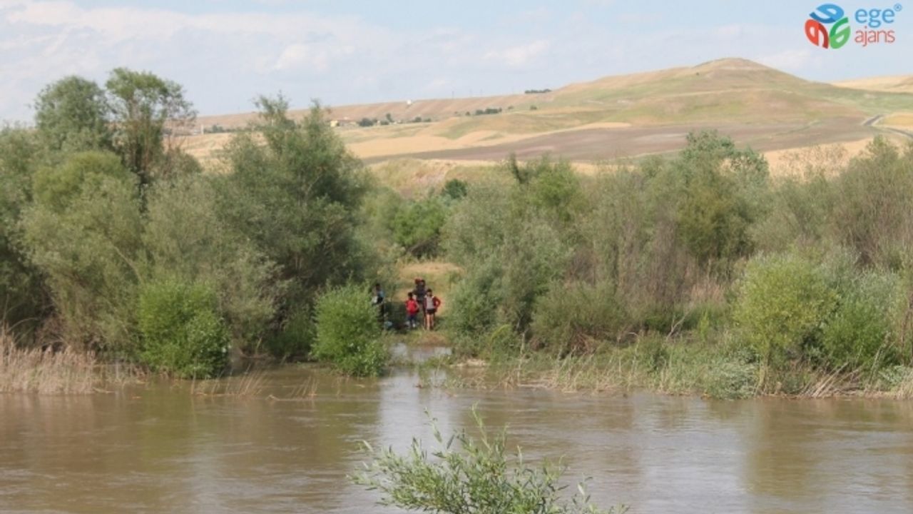 Dicle Nehri’nin ortasında mahsur kalan 7 çocuğu ekipler kurtardı