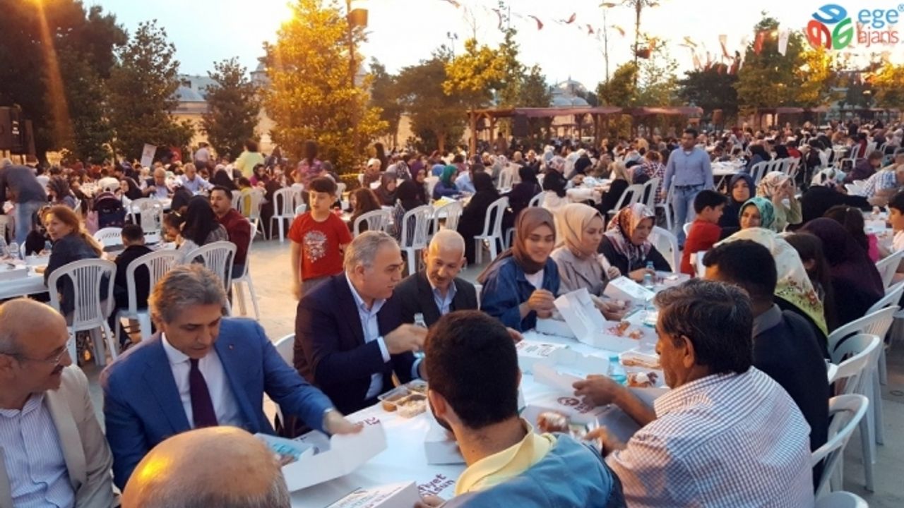 Fatih Belediyesi ve Kızılay binlerce kişiyi aynı sofrada buluşturdu