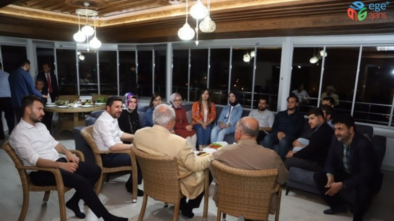 Nevşehir Belediye Başkanı Rasim Arı, gençleri sahurda evinde misafir etti