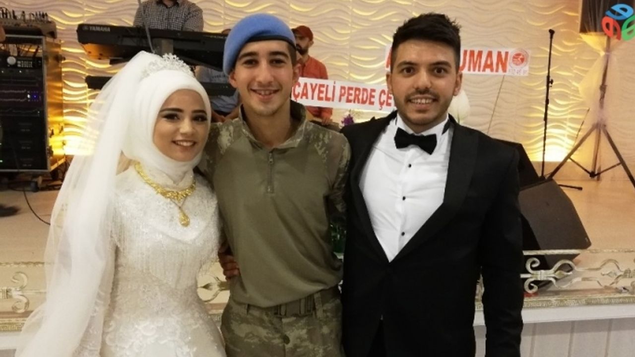 Asker kardeşi sürpriz yapıp düğüne askeri kamuflajla katıldı