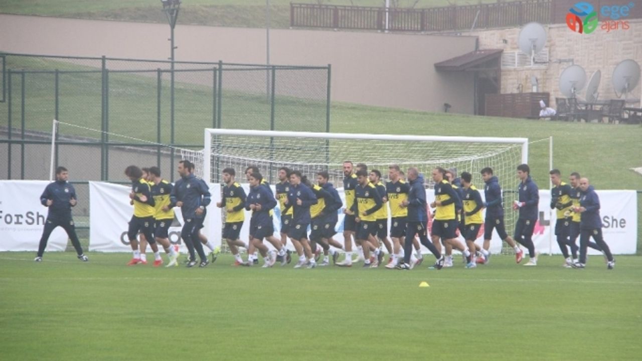 Fenerbahçe sis ve yağmur altında çalıştı