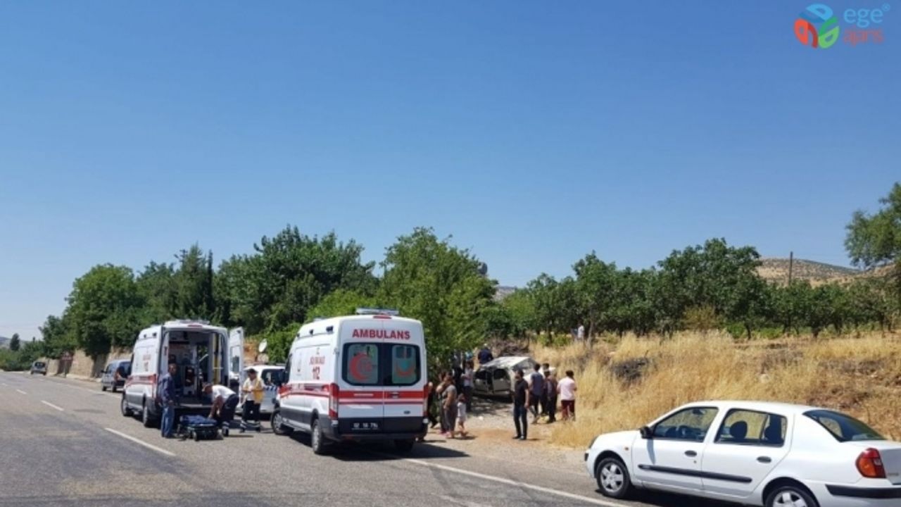 Otomobil yol kenarında bekleyen anne ve çocuklarına çarptı: 6 yaralı