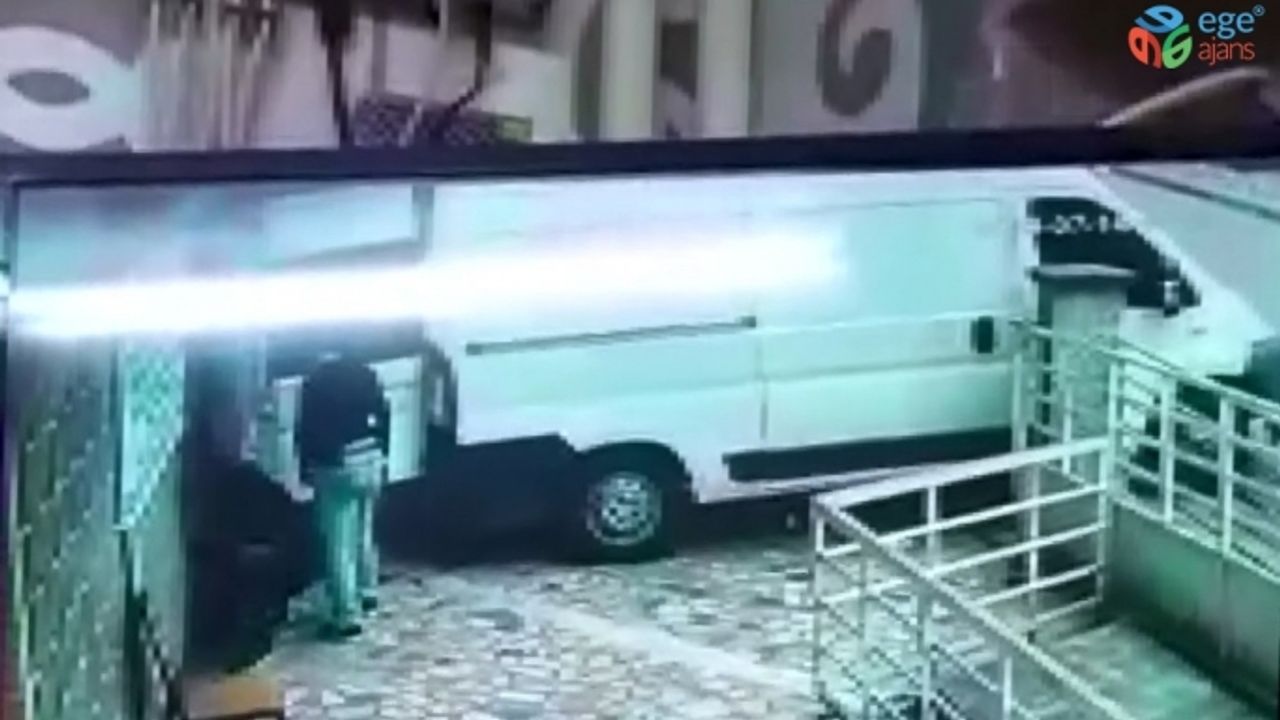 (Özel) Ticari araçla hırsızlığa geldiler alarm çalınca hızla kaçtılar
