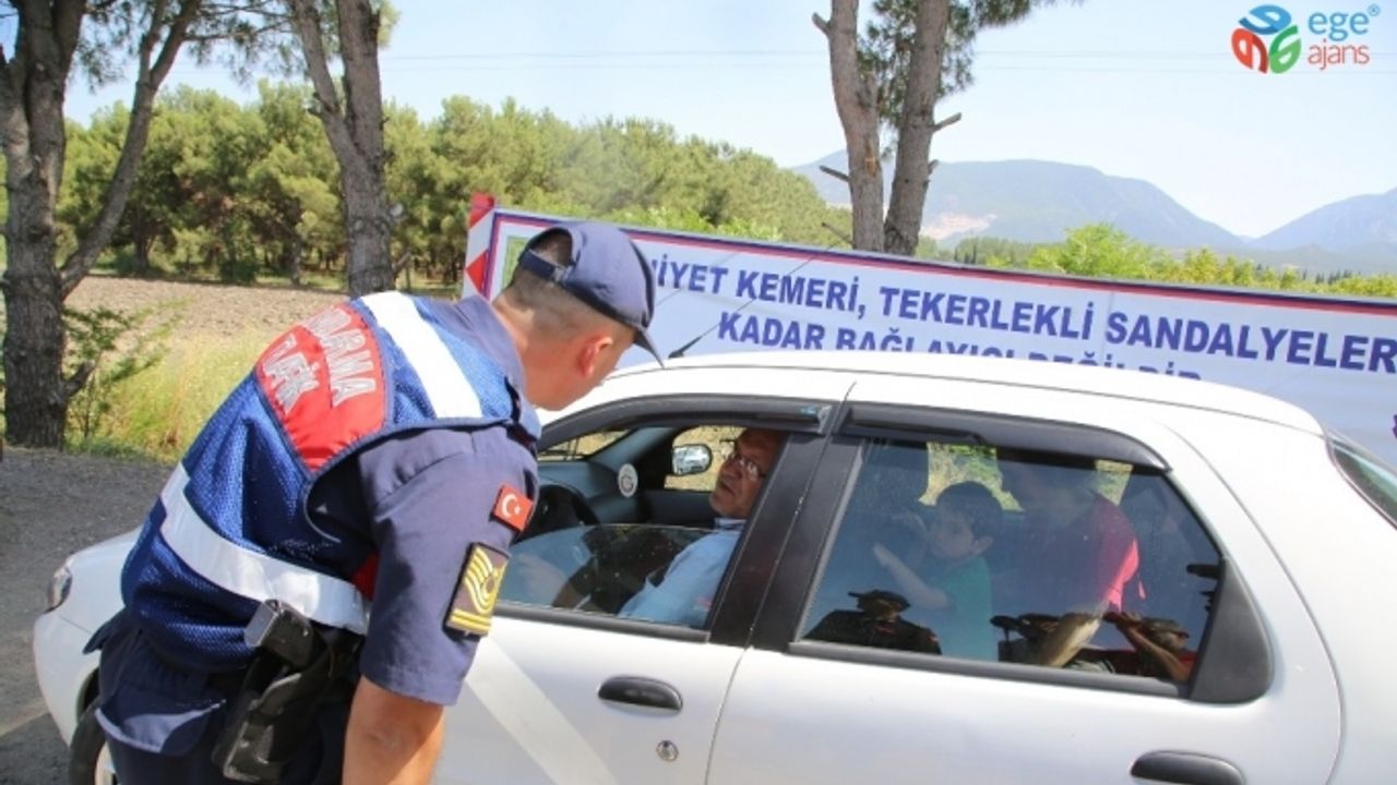 Yorulan sürücülere jandarmadan çay ve su ikramı