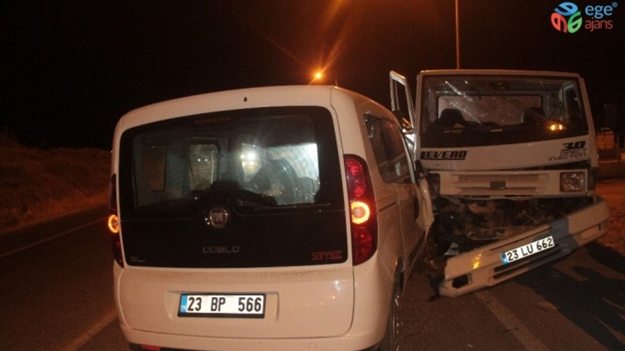 Elazığ’da pikap ile hafif ticari araç çarpıştı: 6 yaralı