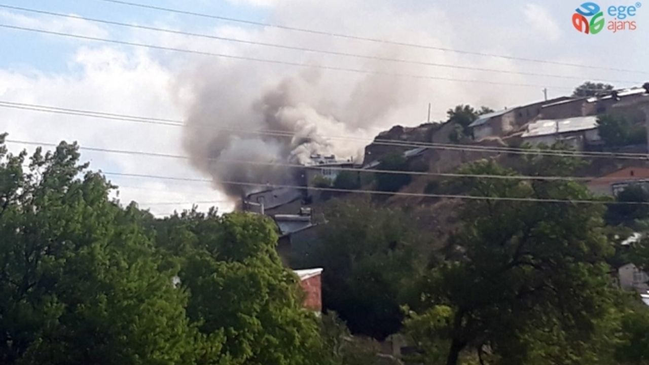 Gümüşhane’nin Tekke köyündeki yangında 3 evde hasar oluştu