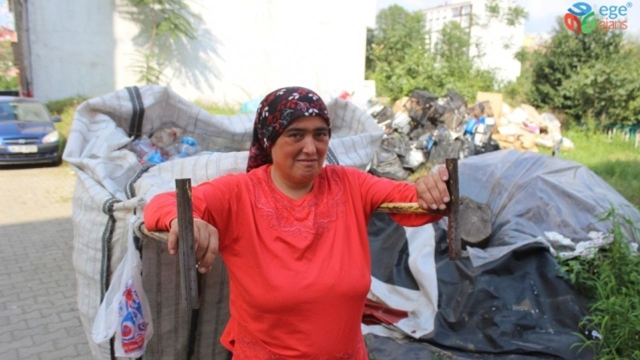 “Her şey çocuklarım için” dedi, parasını çöpten kazanmaya başladı