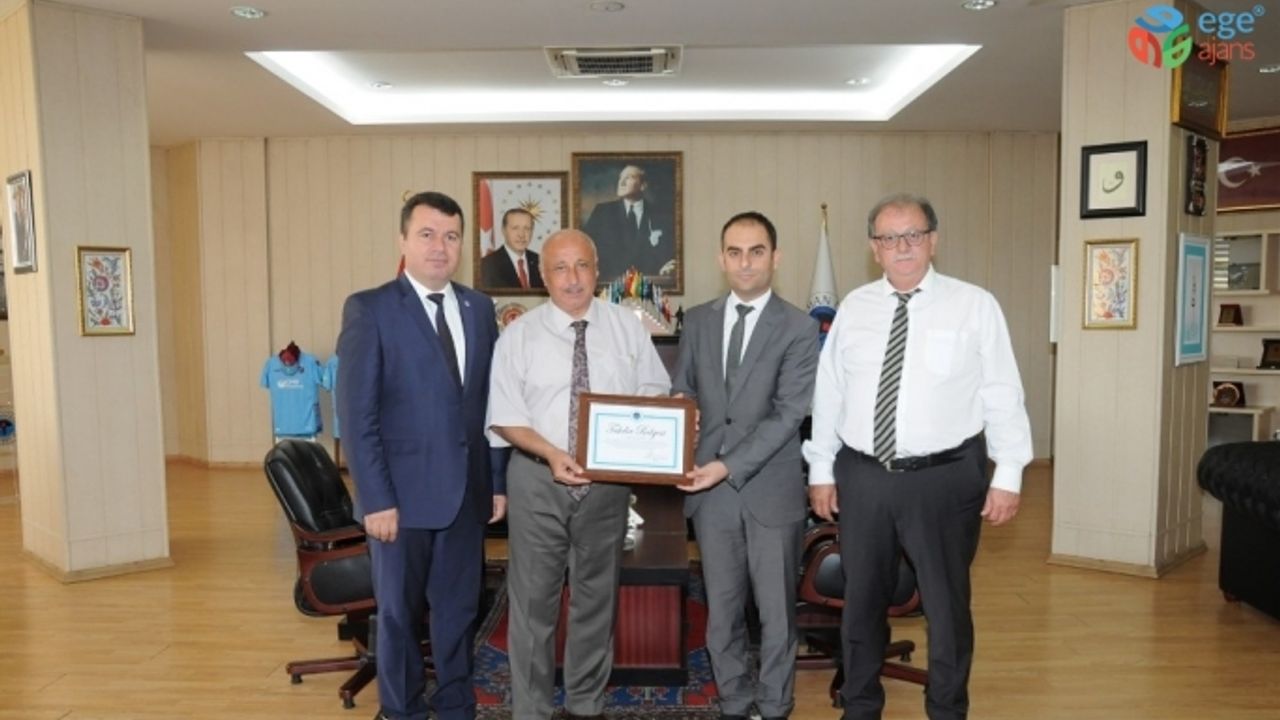 Rektör Durmuş, üstün başarı sergileyen personelleri takdir belgesiyle taltif etti