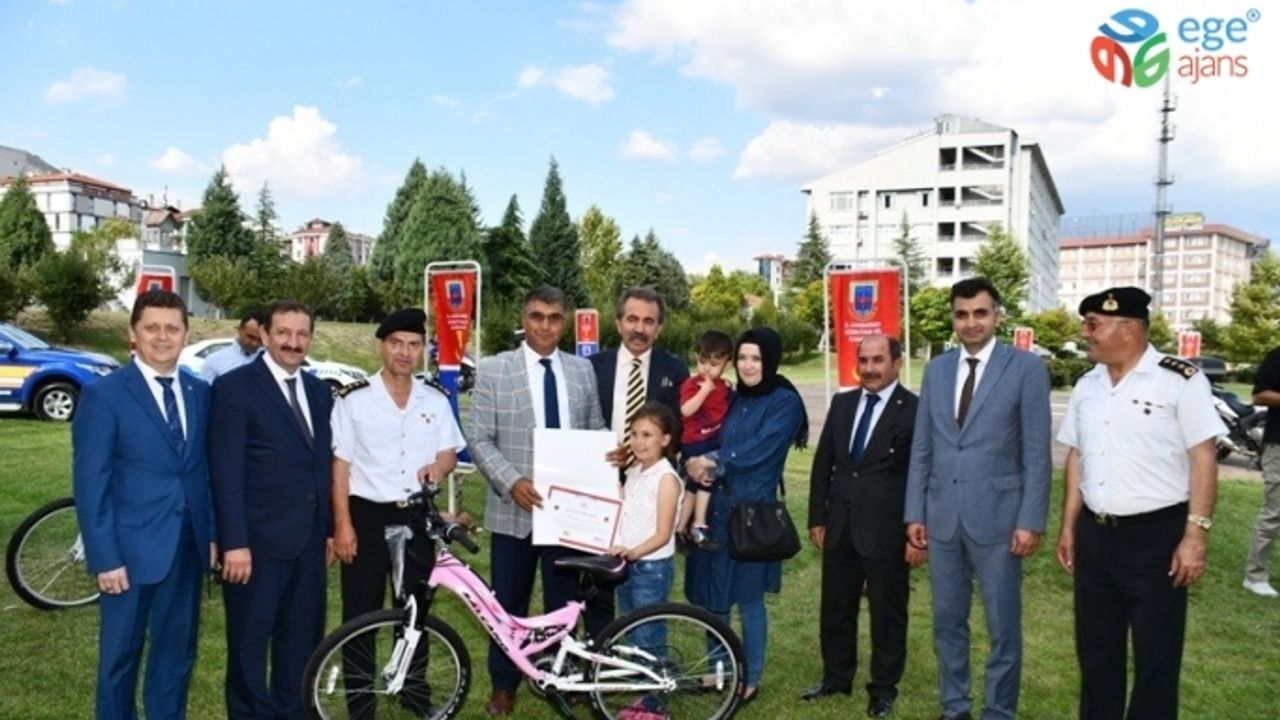Sürücü seyahat karnesini doldurarak en çok beğeni alan 3 öğrenciye bisiklet hediye edildi