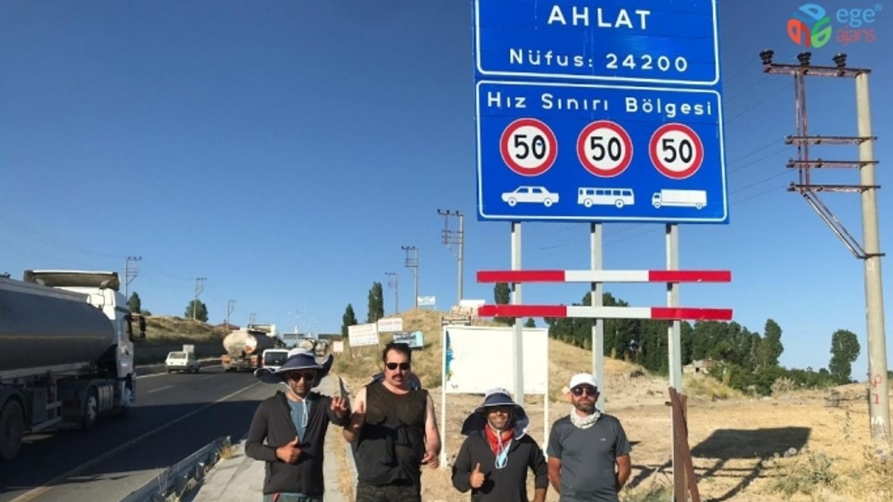 Van Gölü’ne dikkat çekmek için günde 40 kilometre yürüyorlar
