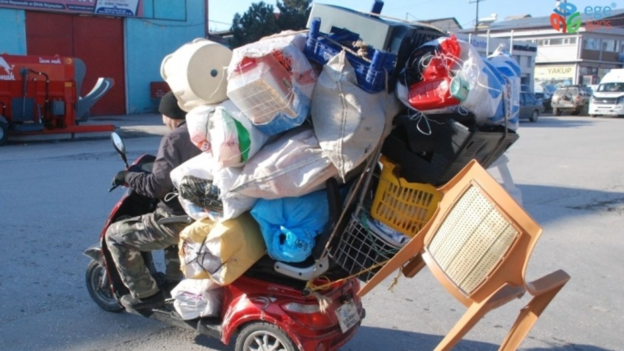 Haftalık 40 lira için her gün hurda topluyor