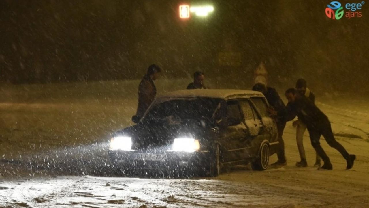 Karlı yollar kimilerine çile olurken kimilerine eğlence oldu