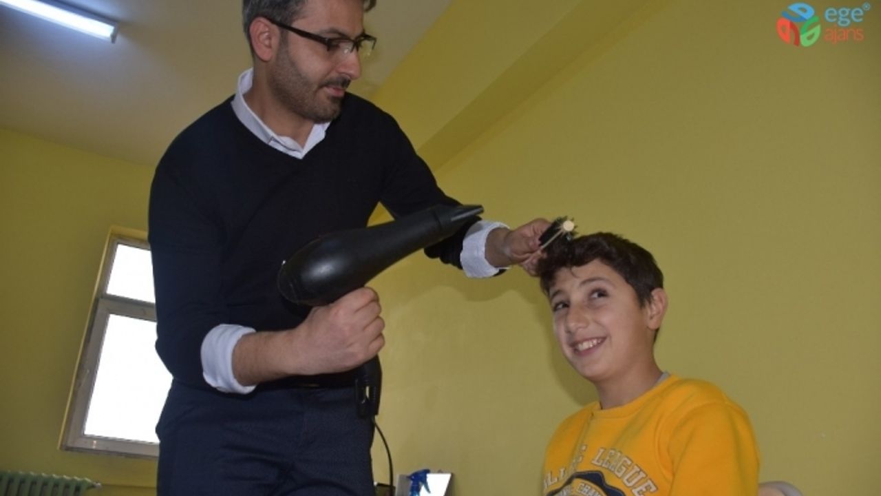 Köy okulunun hem öğretmeni hem de kuaförü