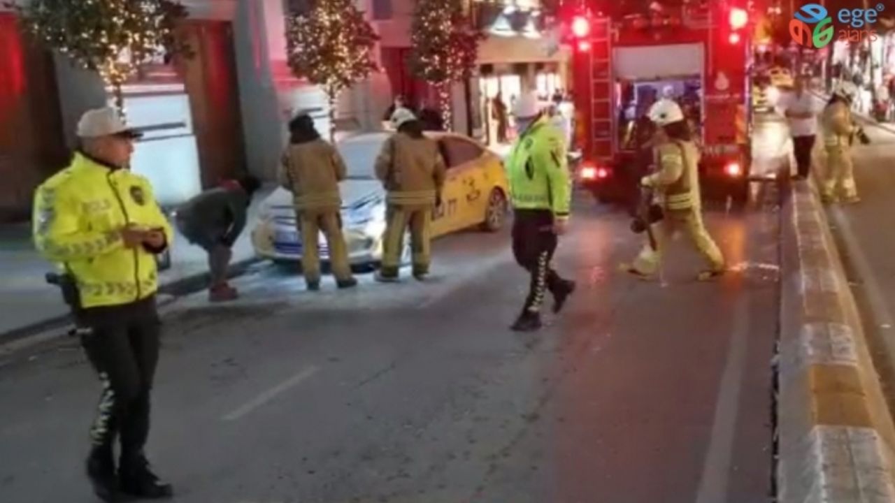 (ÖZEL) Taksim’de ticari taksi yandı, esnaf yangın tüpleriyle müdahale etti