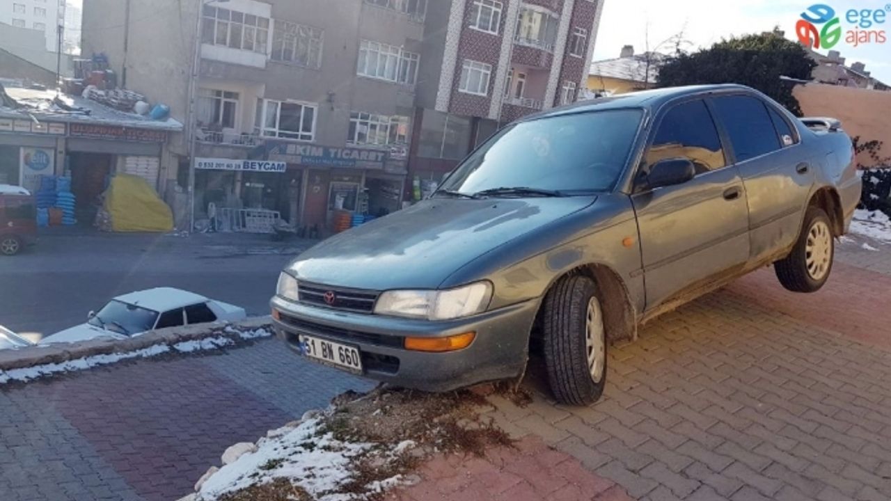 Buzlanmadan dolayı kayan otomobil duvar üzerinde asılı kaldı