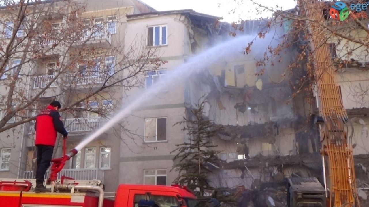 Elazığ’da acil yıkım kararı verilen binalar tek tek yıkılıyor