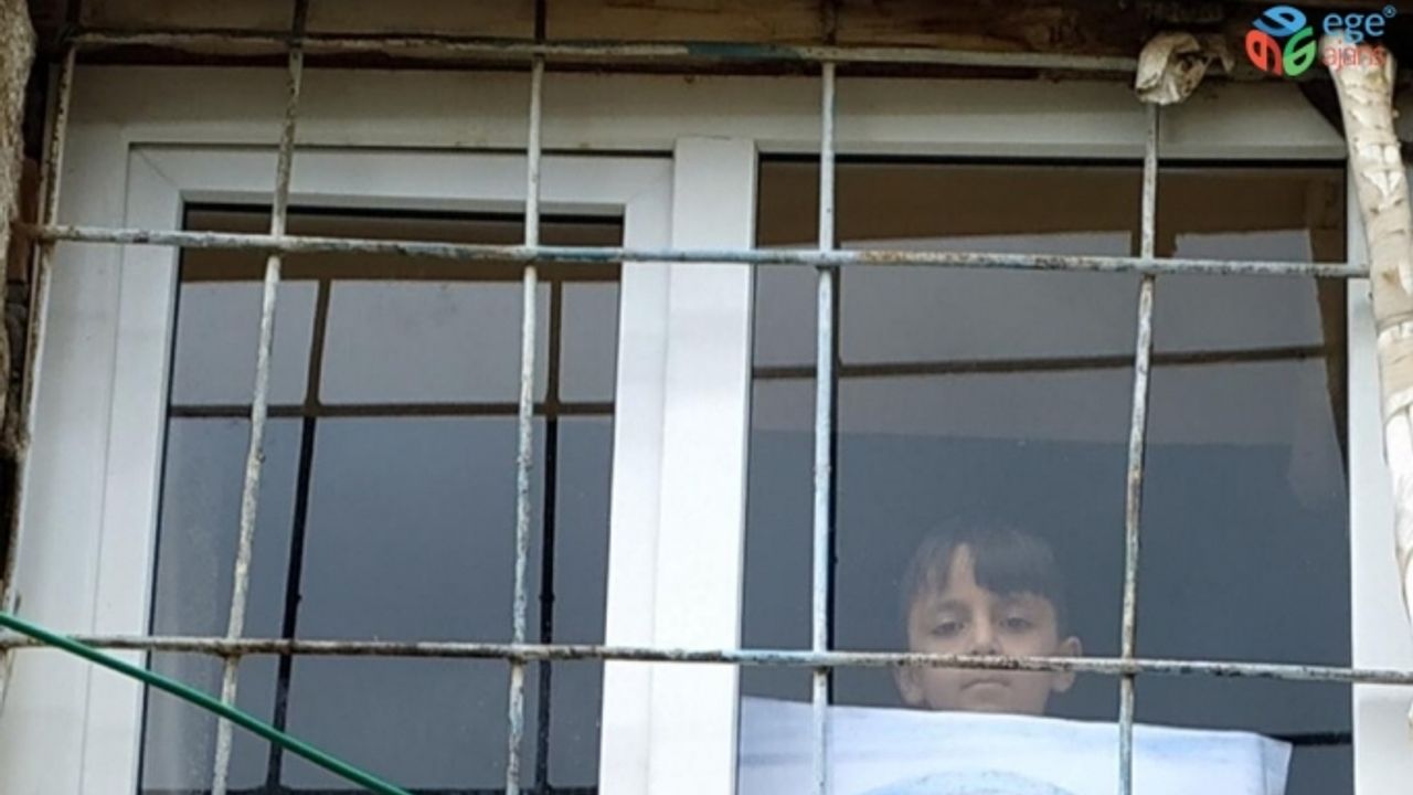 Çocuklar çizdikleri gökkuşağı resimleriyle vatandaşları evde kalmaya davet ediyor