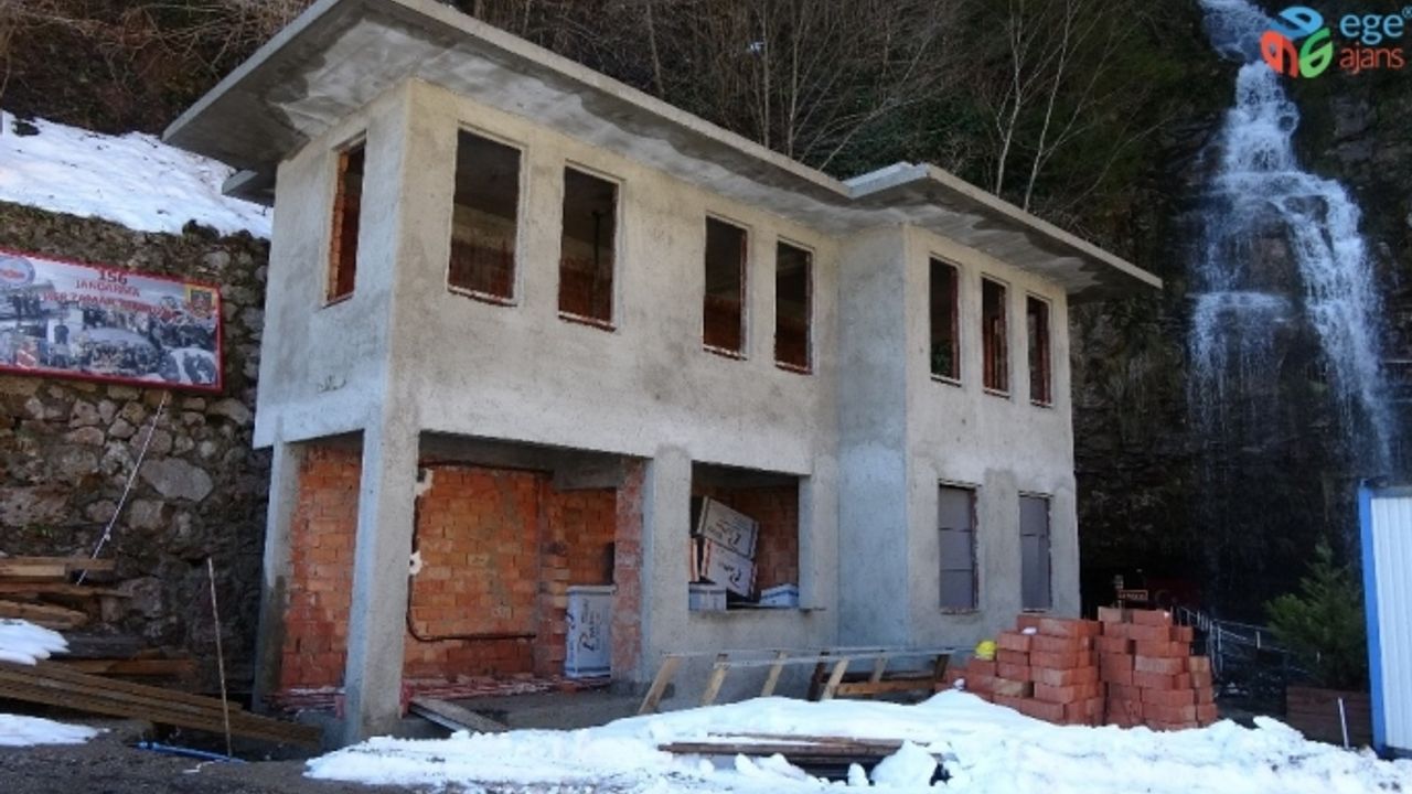 Dünyanın en uzun ikinci mağarasındaki iki katlı beton yapı tepkilere yol açtı