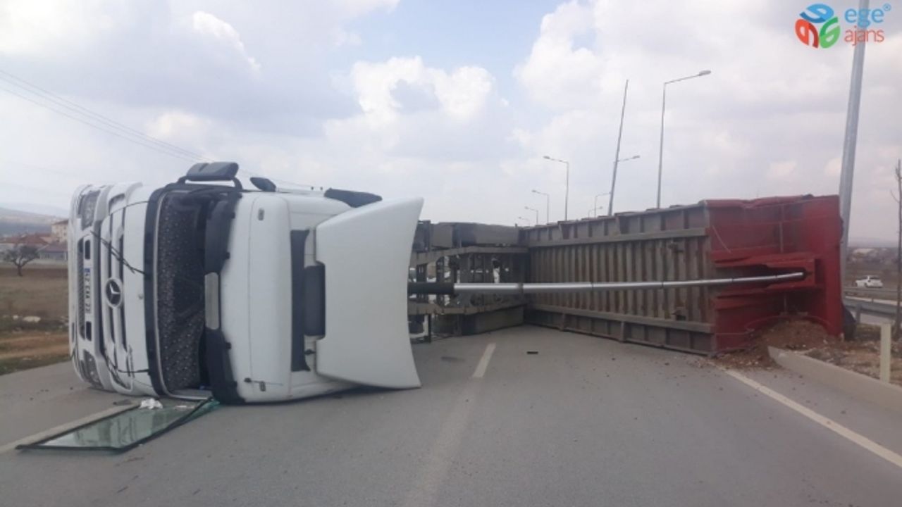 Karaman’da PTS direğine çarpan tır devrildi: 1 yaralı