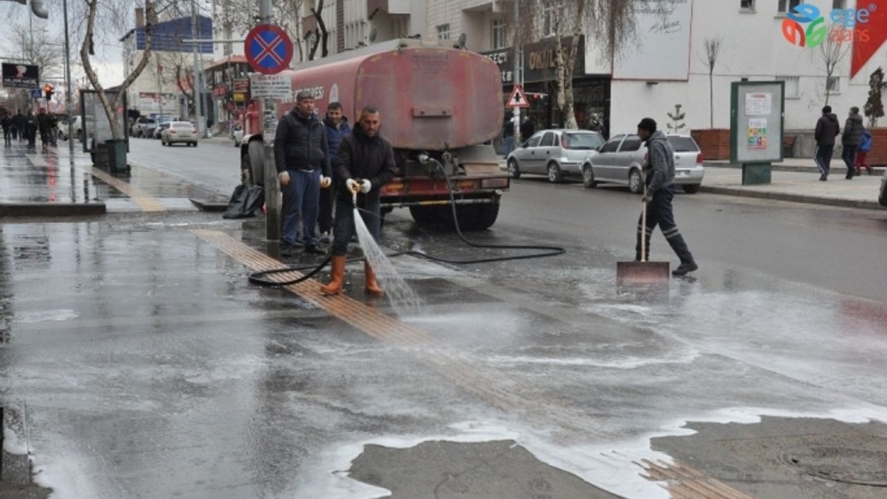 Kars Belediyesi Cadde ve sokakları köpüklü su ile yıkıyor