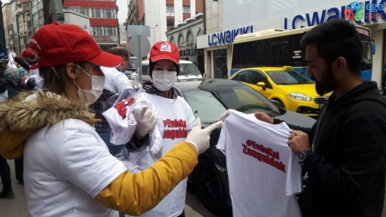 Vatandaşları tek tek durdurup "evde kal" tişörtü dağıttılar