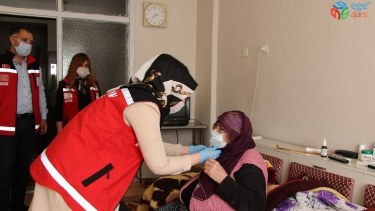 24 yıldır yalnız yaşayan İfakat nineye vefalı ziyaret