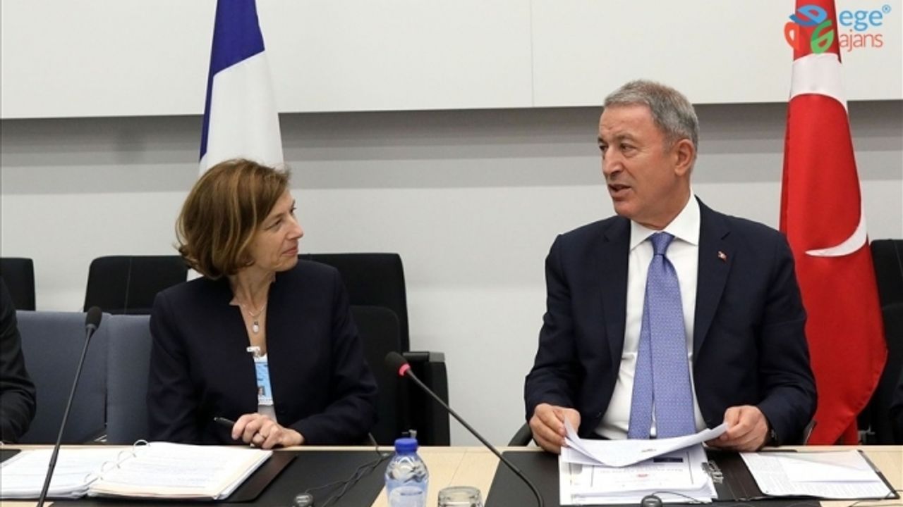 Bakan Akar, Fransa Savunma Bakanı Parly ile telefonda görüştü