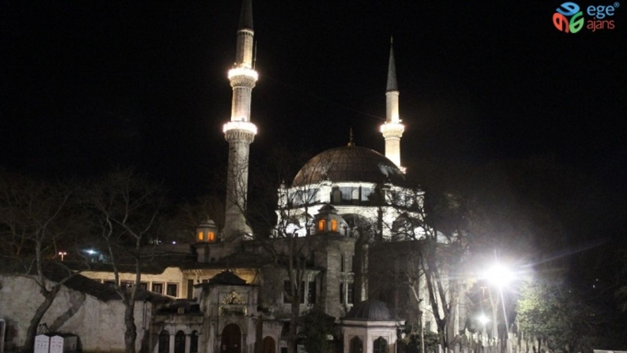 Berat Kandili’nde camiler korona virüs tedbirleri nedeniyle boş kaldı