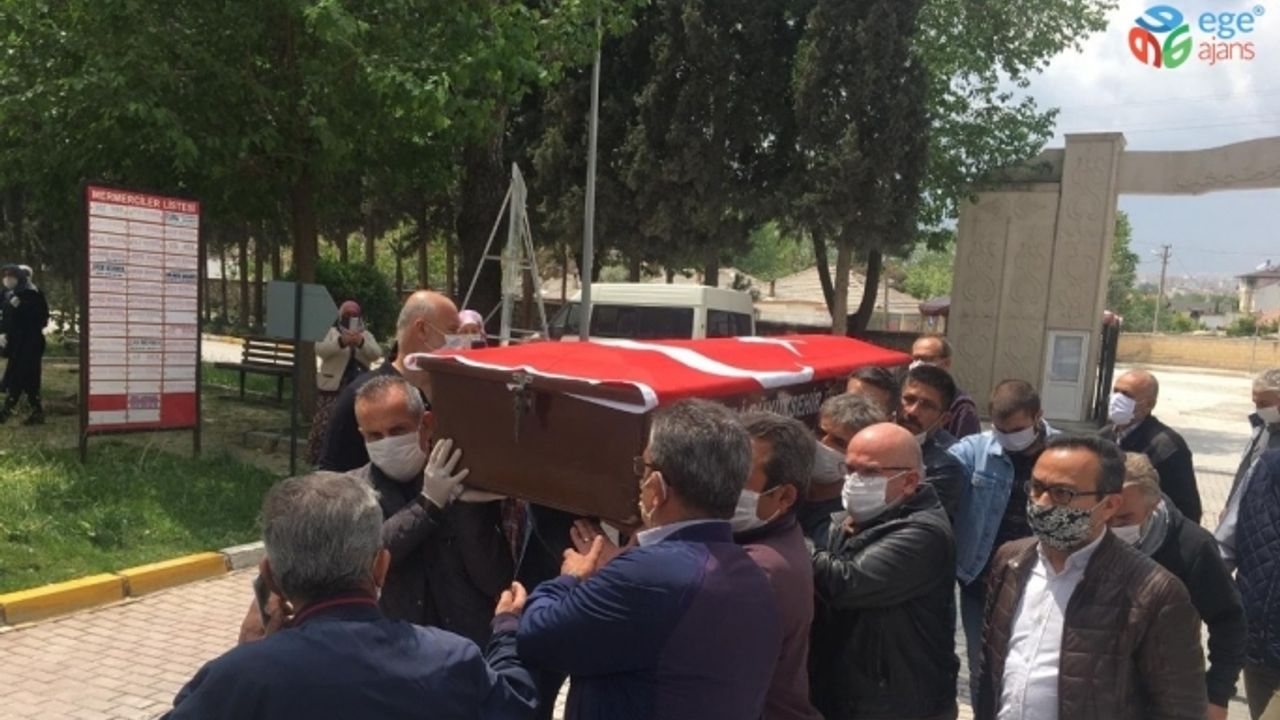 Emekli emniyet müdürü Türk bayrağına sarılı tabutla son yolculuğuna uğurlandı
