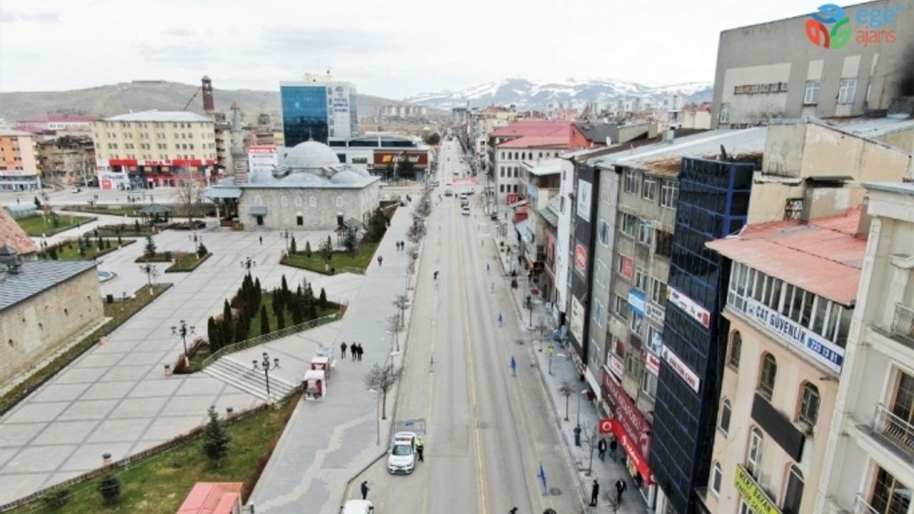 Erzurum’da polisin denetimleri ve maske dağıtımı devam ediyor