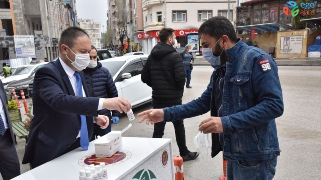 Esnaf ve vatandaşlara ücretsiz maske ve dezenfektan dağıtımı