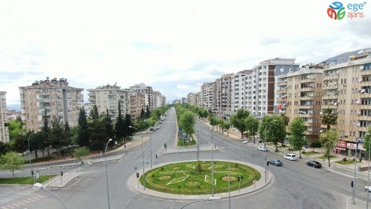 Kahramanmaraş’ta boşalan cadde ve sokaklar drone ile görüntüledi