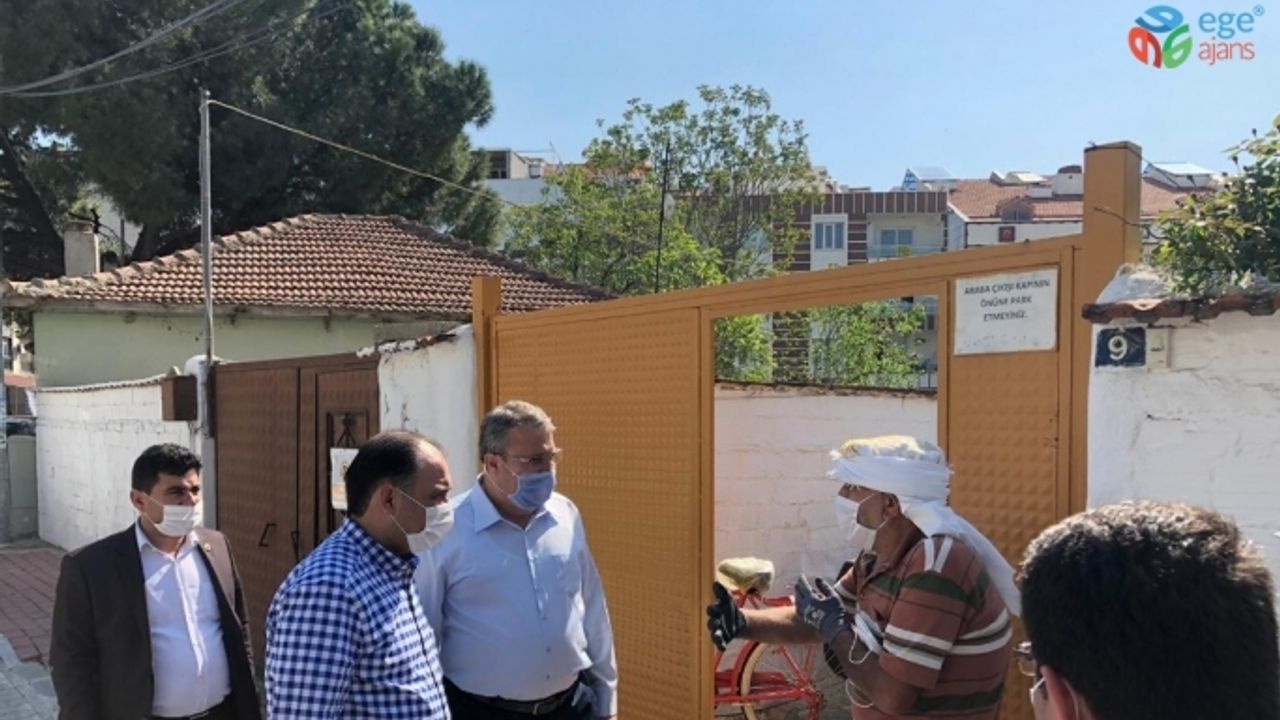Kapı kapı gezip maske ve yardım kolisi dağıttılar
