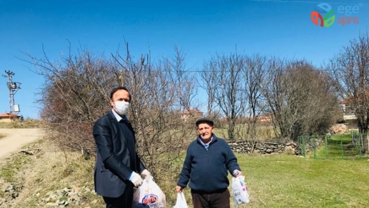 Köy muhtarı, 65 yaş üstü vatandaşların gıda ihtiyaçlarına destek oluyor