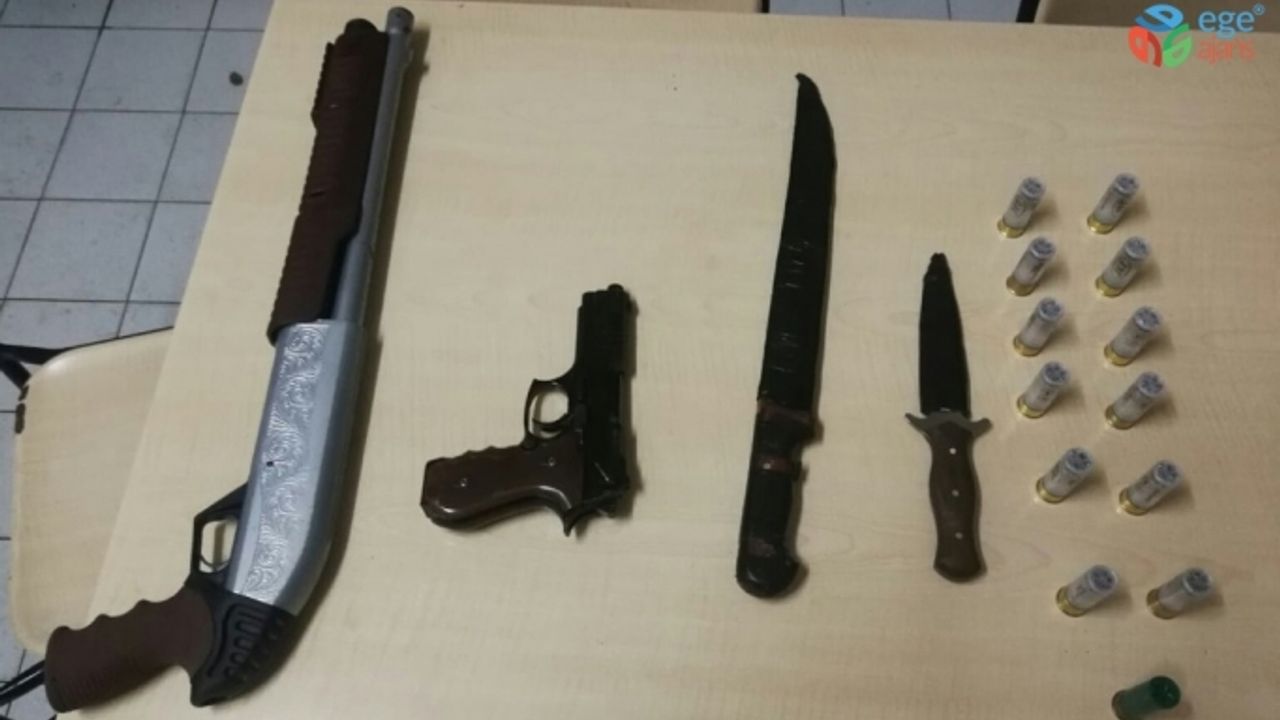Polisin durdurduğu şüpheli araçtan tüfek ve kesici aletler çıktı