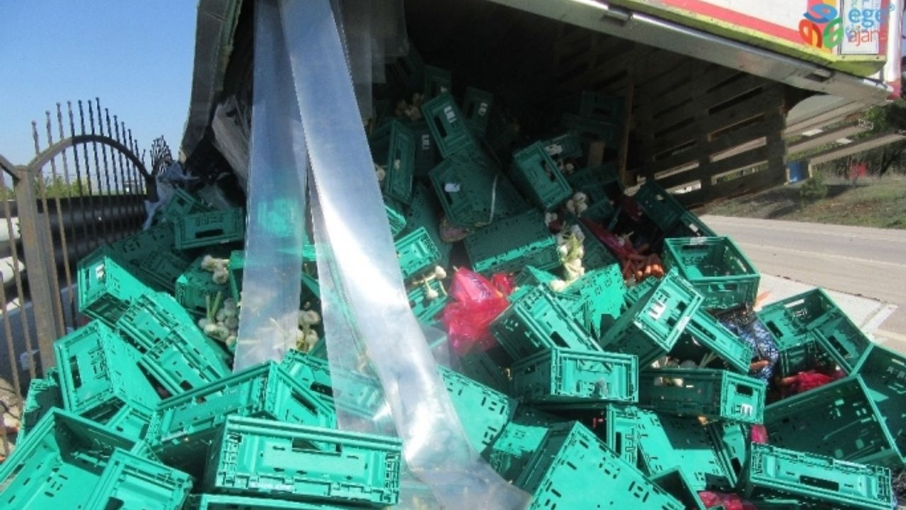 Sandıklı’da meyve ve sebze yüklü kamyon devrildi: 1 yaralı