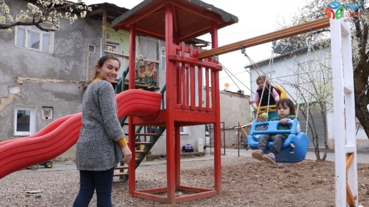 Sokağa çıkamayan çocukları için evinin bahçesine park kurdu