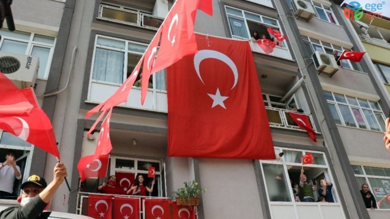 Sokak tören alanına çevrildi, çocuklara hediyeler dağıtıldı