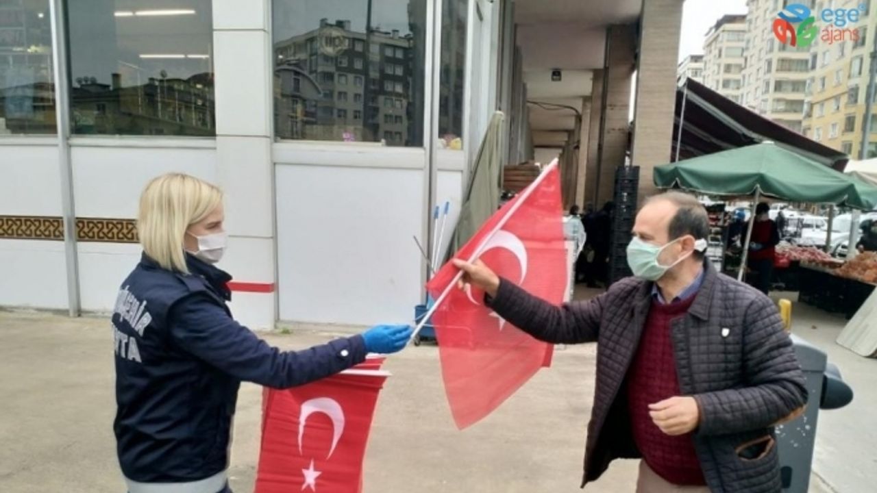 Trabzon Büyükşehir Belediyesi 23 Nisan öncesi Türk bayrağı dağıtıyor