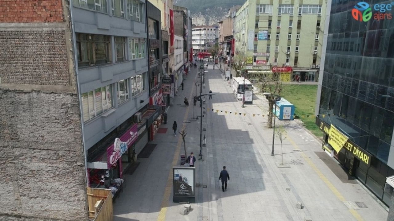 Yasak olmamasına rağmen Karabük’te sokak ve caddelerde sessizlik hakim oldu