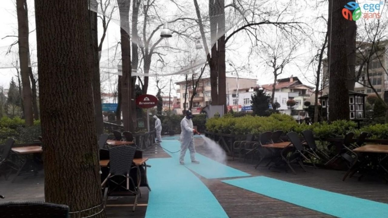 65 yaş üstü vatandaşlar için parklar ve banklar dezenfekte edildi