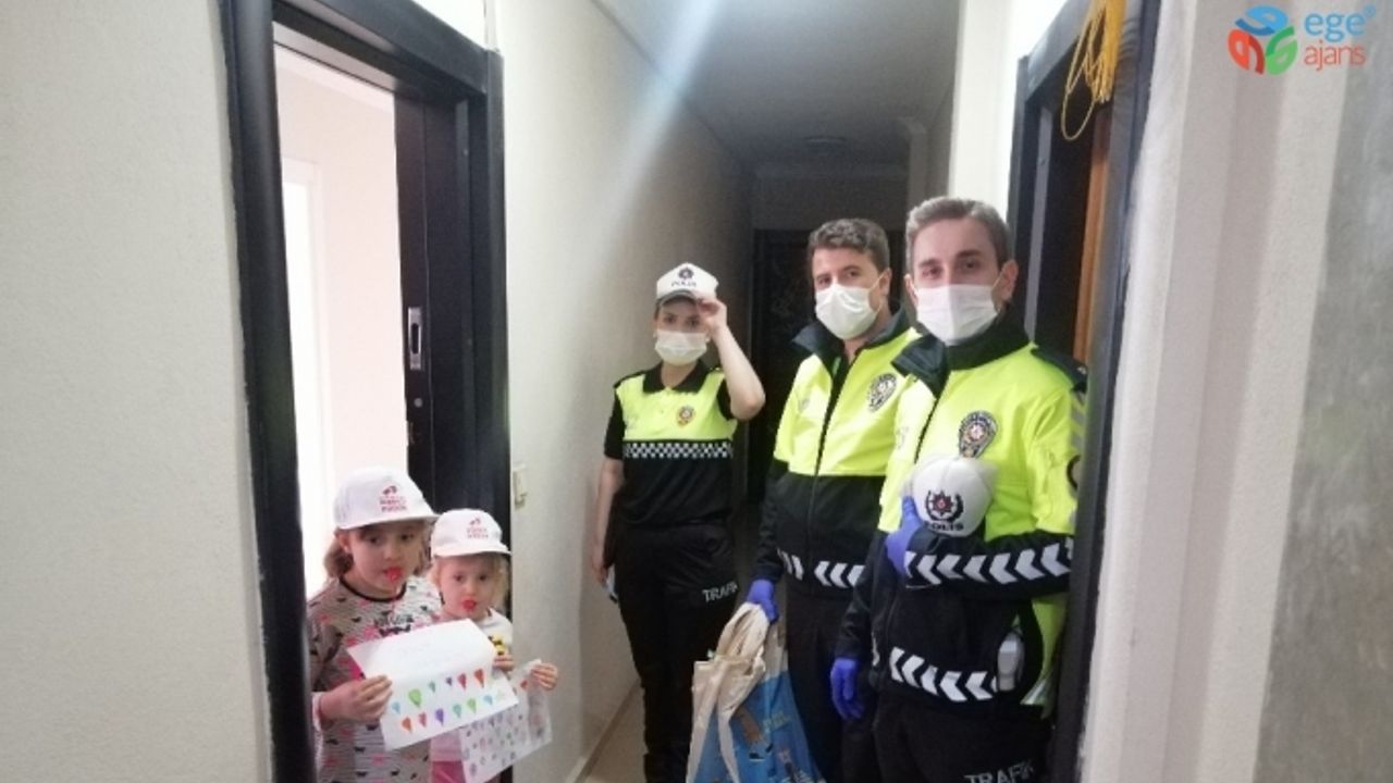 Ayvacık’ta polis ve jandarmadan evde kalan çocuklara hediye