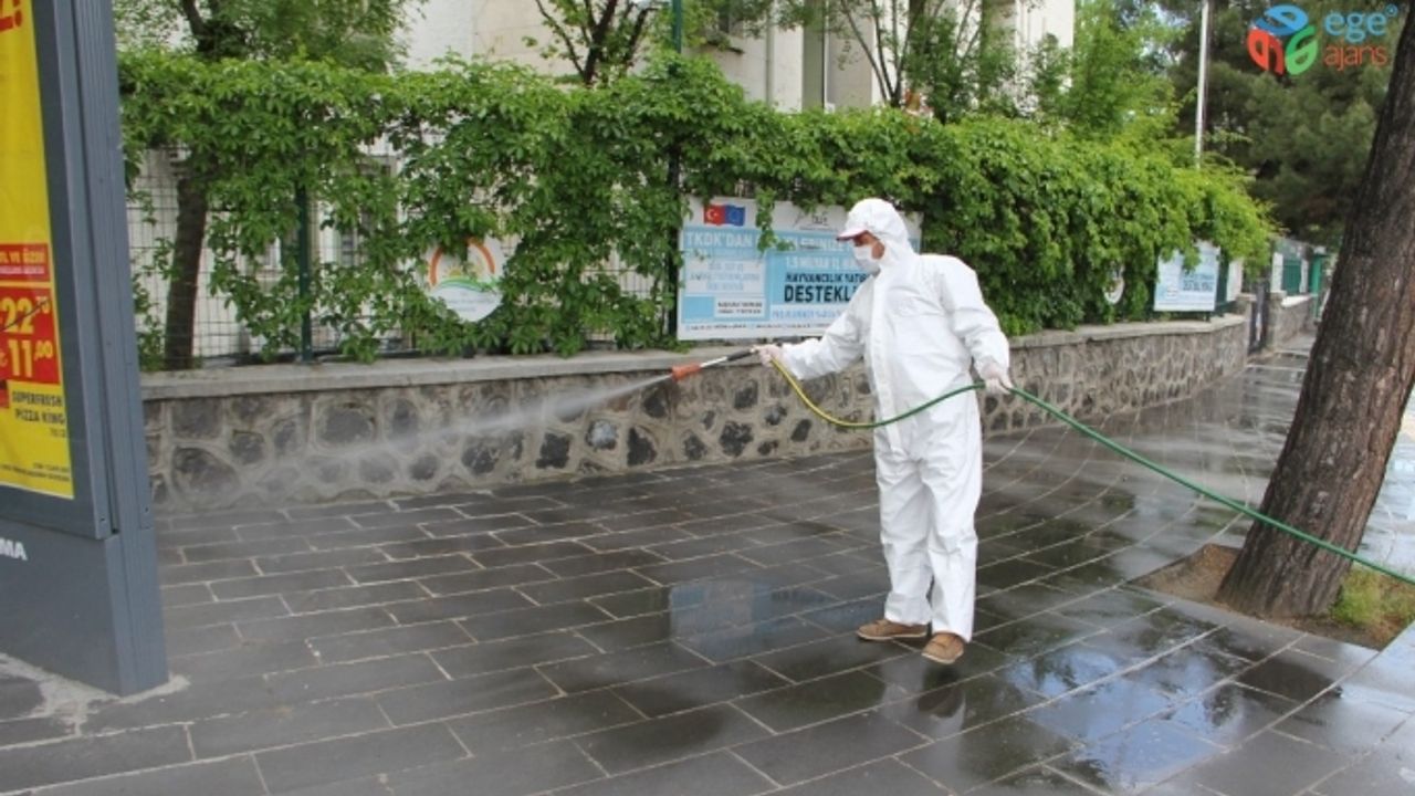 Büyükşehir Belediyesi cadde ve kaldırımları dezenfekte ediyor